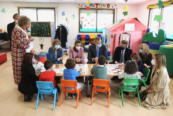 Don Felipe y Doña Letizia junto a alumnos y autoridades durante su visita al taller de Robótica